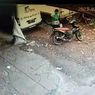 Terekam CCTV, Pencuri Melenggang Bebas Ambil Dua Aki Mobil Warga Cakung pada Sore Hari