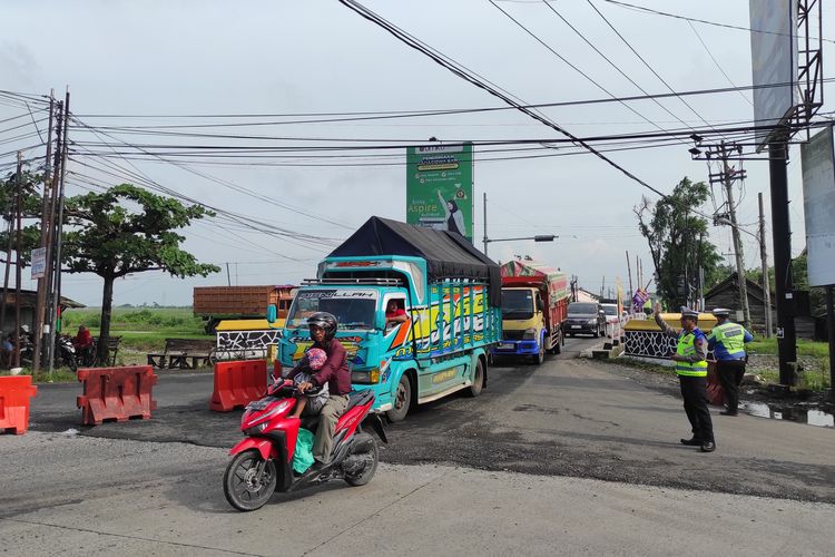 PADAT: Antrean kendaraan padat merayap di Simpang Trengguli Demak, Minggu (17/3/2024). 