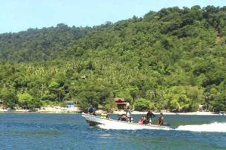 Sejumlah wisatawan menumpang speed boat menuju titik diving dan snorkeling di Pulau Weh. 