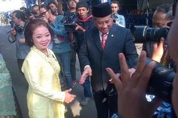 Menteri Pendidikan dan Kebudayaan M Nuh  memberikan penghargaan Satyalancana Karya Satya untuk pegawai negeri sipil di lingkungan Kemendikbud yang telah berbakti selama 10, 20 atau 30 tahun pada peringatan Hari Pendidikan Nasional di pelataran Kemendikbud, Senin (2/5/2014).