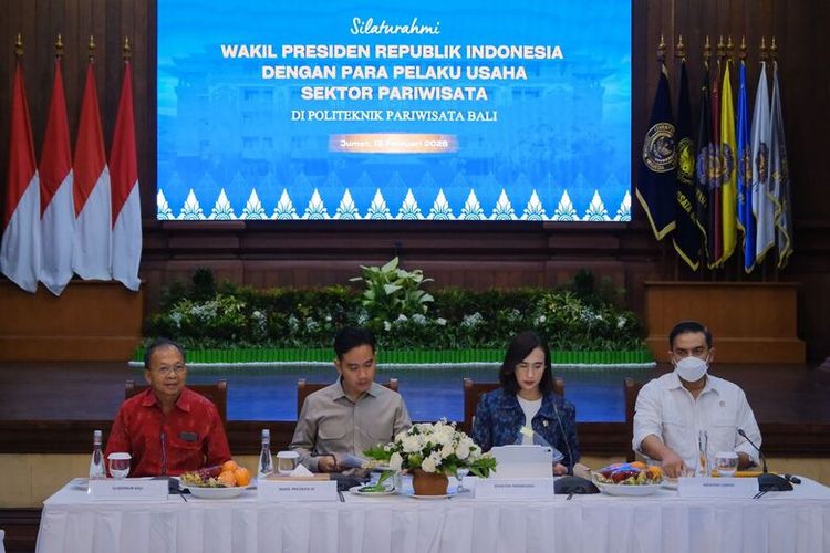 (Dari kiri ke kanan) Gubernur Bali Wayan Koster, Wakil Presiden RI Gibran Rakabuming Raka, Menteri Pariwisata Widiyanti Putri Wardhana, dan Menteri UMKM Maman Abdurrahman. 