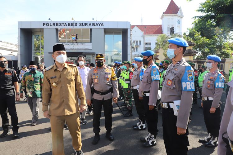 Wali Kota Surabaya Eri Cahyadi saat menjadi pemimpin apel gelar pasukan larangan mudik di Mapolrestabes Surabaya, Senin (26/4/2021).