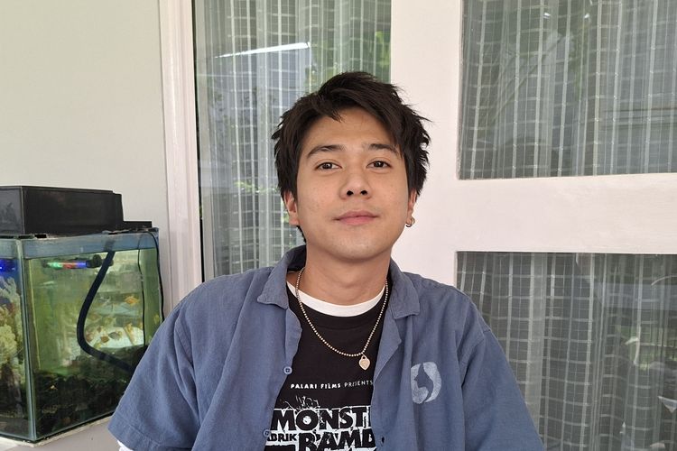 Kebiasaan Unik Iqbaal Ramadhan di Lokasi Syuting Monster Pabrik Rambut