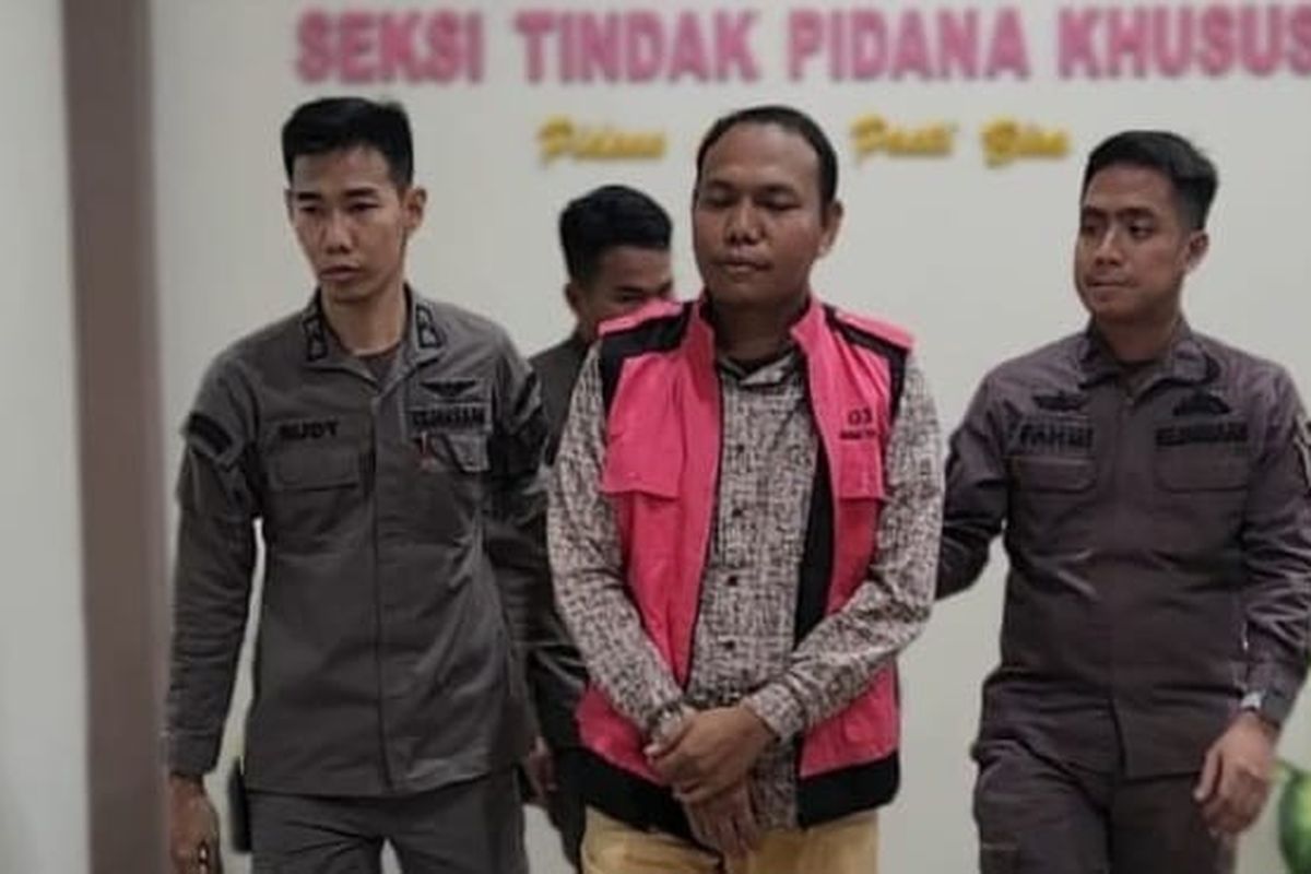 Mantan Ketua Badan Pengawas Pemilu (Bawaslu) Kabupaten Ogan Komering Ulu (OKU) Timur periode 2018-2023 Ahmad Gufron ditetapkan sebagai tersangka atas dugaan korupsi dana hibah sebesar Rp 4,6 miliar pada tahun anggaran 2019-2023, Kamis (29/8/2024).