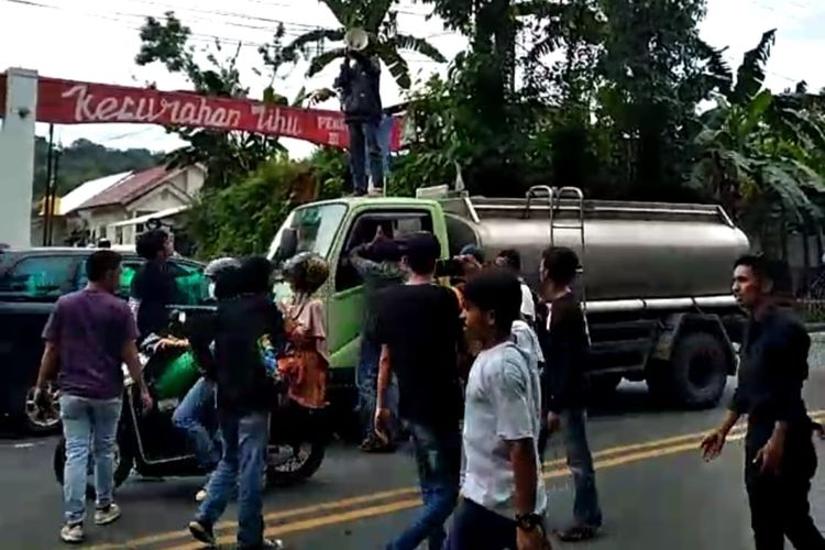 Mahasiswa Universitas Pattimura Ambon menyandera sebuah truk tangki yang melintas di Jalan Ir M Putuhena Ambon saat aksi demo menolak kenaikan harga BBM berlangsung, Jumat sore (9/9/2022)