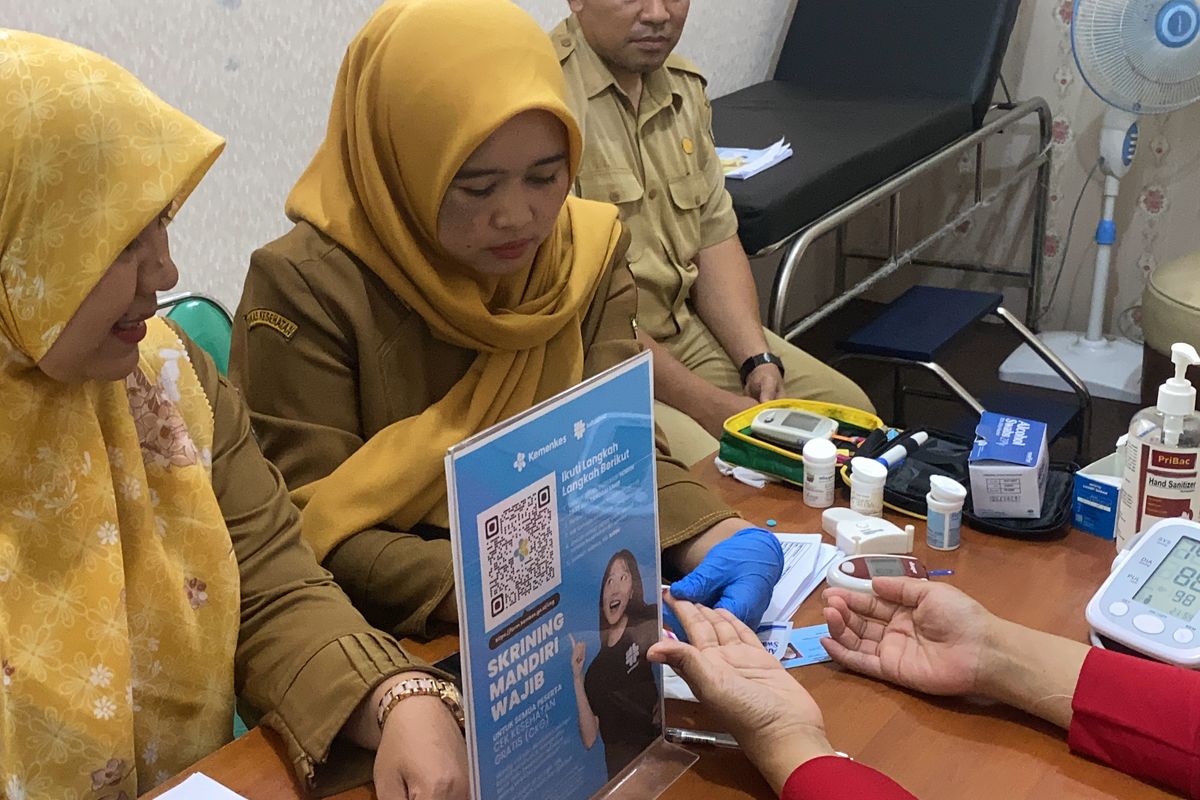 Salah seorang pasien di Puskesmas Selabatu Kota Sukabumi tengah mendapatkan fasilitas kesehatan gratis, Senin (10/2/2025).