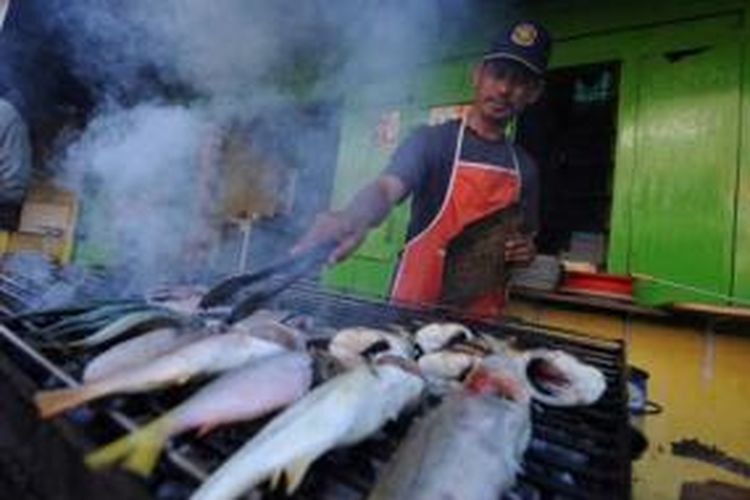 Ikan bakar sudah menjadi menu utama hampir di semua warung makan pada masyarakat Bugis-Makassar seperti terlihat di Pasar Ikan Paotere, Makassar, Sulawesi Selatan, Jumat (13/9/2013). 