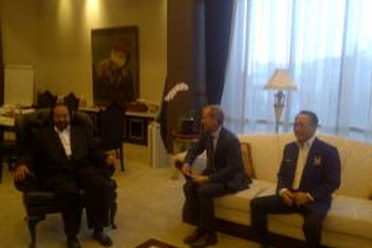 Duta Besar Uni Eropa untuk Indonesia dan ASEAN Olof Skoog saat bertemu dengan Ketua Umum DPP Nasdem Surya Paloh di DPP Nasdem, Jakarta, Senin (28/4/2014).