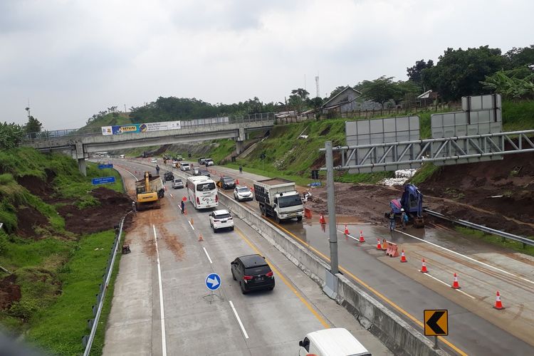 Arus lalu lintas Tol Malang-Pandaan dibuka satu lajur.