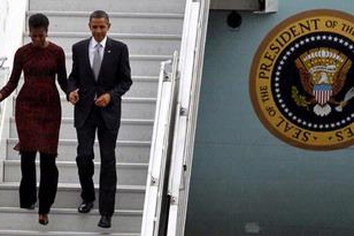 Presiden Amerika Serikat Barack Obama bersama Ibu Negara Michelle Obama tiba di Bandara Halim Perdana Kusama, Selasa (9/11/2010). 