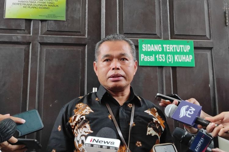 Pejabat Humas PN Jakarta Selatan Djuyamto  saat berbicara di depan awak media, Kamis (6/42023). 
