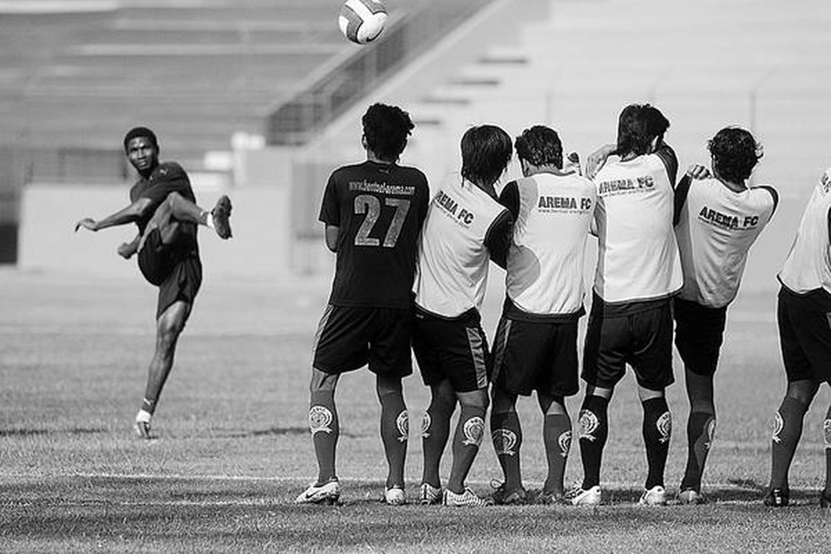 Pemain Arema Malang berlatih di Stadion Gajayana, Kota Malang, kemarin. Pada laga kandang perdana melawan Pelita Jaya, Jawa Barat, pada Minggu (27/7), 