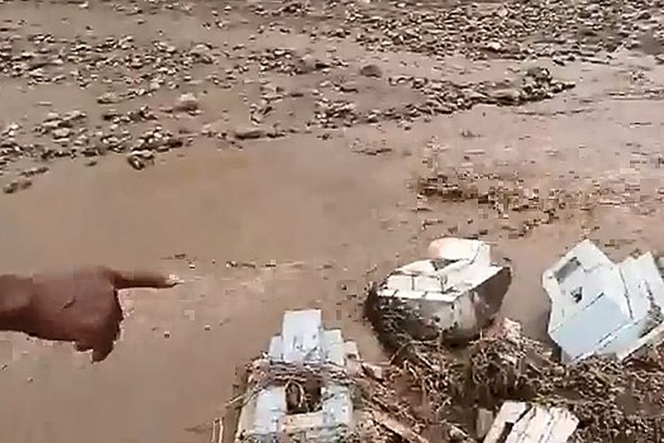 Makam yang terbongkar saat banjir bandang di Tanggamus. (FOTO: Dokumentasi warga)