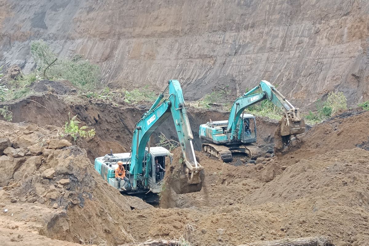 Proses pencarian korban longsor di Pronojiwo, Kamis (13/6/2024)