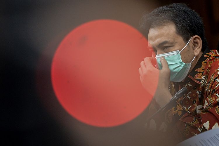 Terdakwa Azis Syamsuddin merapikan maskernya saat menjalani sidang lanjutan kasus suap mantan penyidik Komisi Pemberantasan Korupsi (KPK) AKP Stepanus Robin Pattuju alias Robin di Pengadilan Tipikor, Jakarta, Senin (13/12/2021). Sidang beragendakan mendengarkan keterangan saksi yang dihadirkan oleh Jaksa Penuntut Umum (JPU) dari KPK terkait kasus pemberian suap kepada AKP Robin, agar membantu mengurus penyelidikan kasus dugaan korupsi di Lampung Tengah tersebut. ANTARA FOTO/M Risyal Hidayat/YU