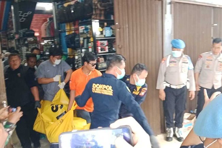 Evakuasi jenazah Anton Eka Saputra (25) karyawan koperasi simpan pinjam yang dikubur dan dicor di halaman belakang ruko distro Anti Mahal di Jalan KH Dahlan, Perumahan Maskarebet, Kecamatan Sukarami Palembang, Rabu (26/6/2024).
