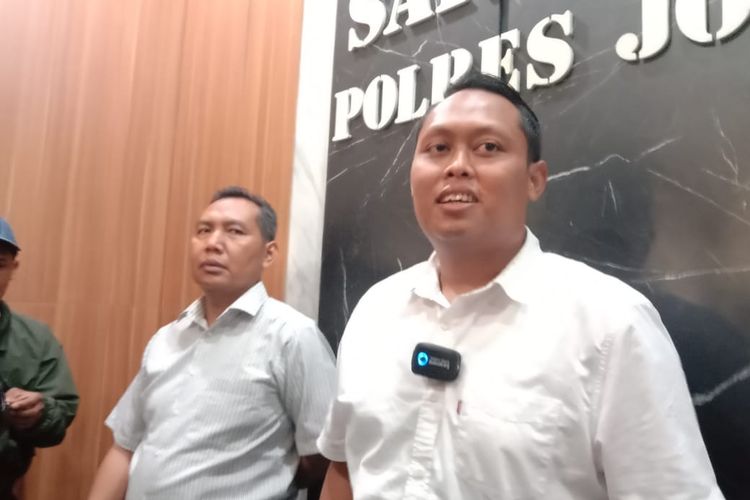 Kasat Reskrim Polres Jombang AKP Aldo Febrianto, menyampaikan perkembangan penanganan penemuan potongan tubuh manusia yang diduga korban mutilasi, di Mapolres Jombang, Jawa Timur, Senin (7/8/2023)