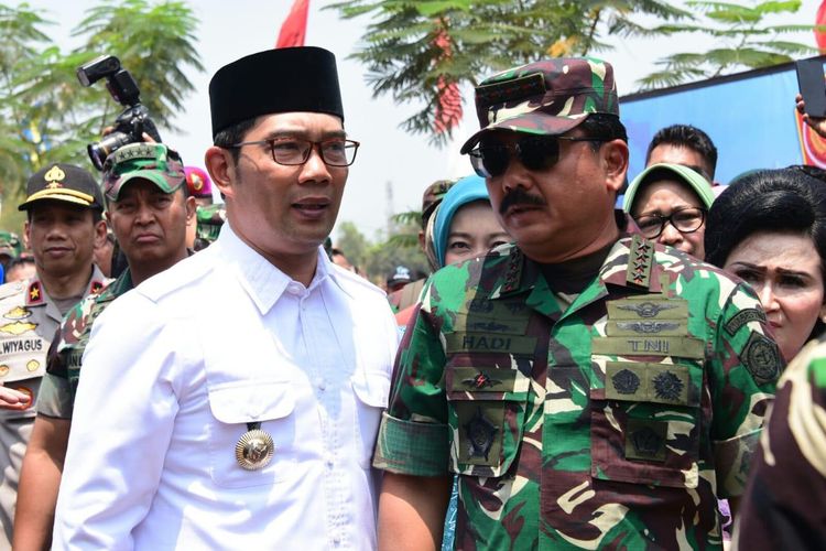 Gubernur Jawa Barat Ridwan Kamil (kiri) bersama Panglima TNI Marsekal Hadi Tjahjanto (kanan) menghadiri acara Karya Bakti & Bakti Sosial dalam rangkaian HUT ke-74 TNI di Desa Rancamanyar, Kabupaten Bandung, Sabtu (21/9/2019).