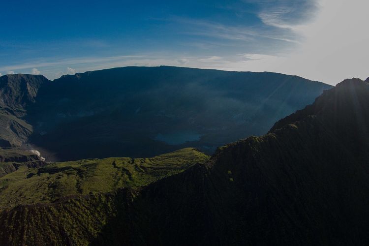 Lanskap kaldera Gunung Tambora, Dompu, Nusa Tenggara Barat, Senin (23/3/2015). Kaldera Gunung Tambora memiliki diameter 7 km dan kedalaman 1 km. Dua abad letusan Gunung Tambora yang mengguncang dunia diperingati April 2015. KOMPAS IMAGES/KRISTIANTO PURNOMO