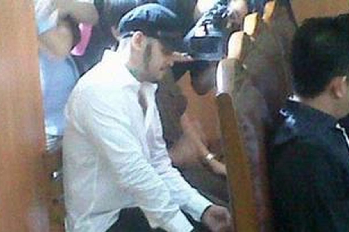 Andhika Gumilang (22), suami siri Inong Malinda Dee (48), mendatangi Pengadilan Negeri Jakarta Selatan, Senin (19/9/2011) pukul 10.20 WIB