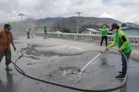 Bantu Korban Erupsi Gunung Sinabung, Dompet Dhuafa Bagikan Masker dan Bersihkan Masjid