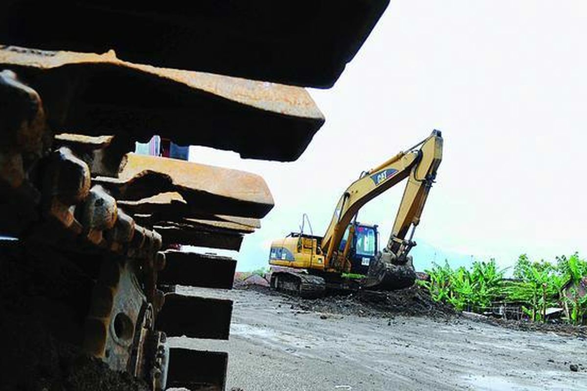 Proyek jalan arteri Porong di Desa Kalisampurno, Kecamatan Tanggulangin, Sidoarjo, Jawa Timur, Rabu (29/2). Walau ditargetkan  beroperasi pada 15 Maret mendatang,  masih terdapat banyak titik proyek jalan ini yang belum teraspal. Jalan arteri ini dibangun  untuk mengurangi kemacetan di Jalan Raya Porong .