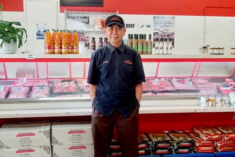 Pemilik toko daging halal berusia 70 tahun Sjahrir Laonggo mengatakan, tidak rela meninggalkan bisnisnya di mana ia bertemu pelanggan yang sudah seperti keluarga.