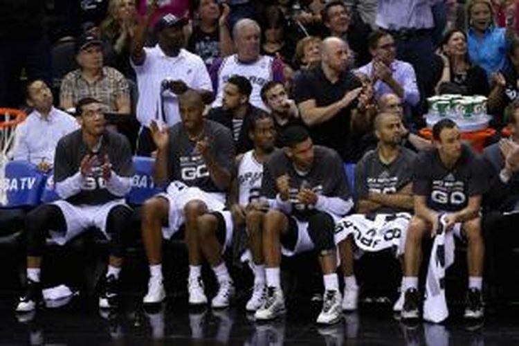 Para pemain San Antonio Spurs duduk di kursi cadangan pada pertandingan melawan Oklahoma City Thunder pada laga kelima final Wilayah Barat di AT&T Center, Kamis (29/5/2014). Spurs menang 117-89.