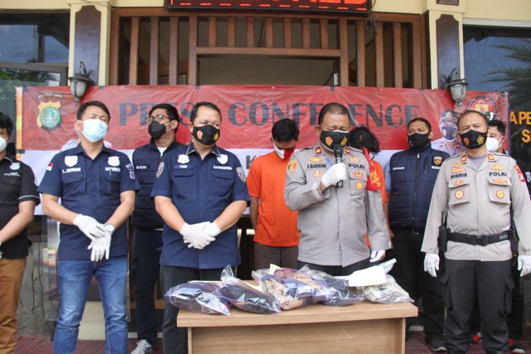 Konferensi pers Posek Kebon Jeruk atas pengunkapan penangkapan empat orang yang terlibat dalam tawuran pada Minggu (29/11). Mereka beraksi di gang Asem, Kedoya, Jakarta Barat.