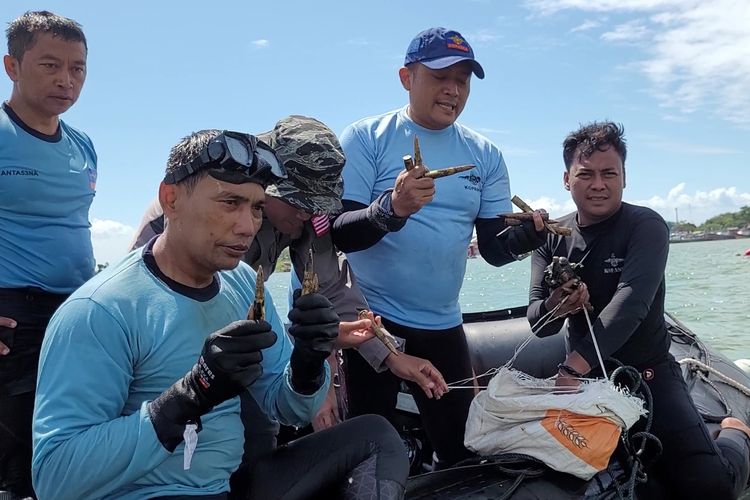 Tim Tim Komando Pasukan Katak (Kopaska) TNI AL menemukan lagi amunisi saat penyelaman hari kedua di perairan Cilacap, Jawa Tengah, Jumat (21/7/2023).