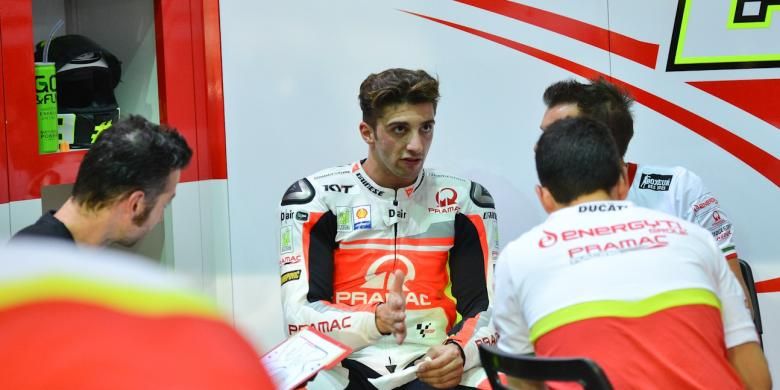 Pebalap Pramac Ducati asal Italia, Andrea Iannone (tengah) berdiskusi dengan timnya di garasi Sirkuit Losail pada sesi latihan bebas pertama GP Qatar, Kamis (20/3/2014).