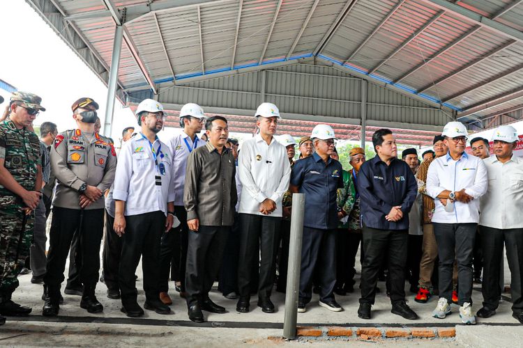 Menteri BUMN Erick Thohir bersama Wakil Gubernur Sumatera Utara (Sumut) Musa Rajekshah telah meresmikan pabrik minyak goreng jenis minyak makan merah milik PT Perkebunan Nusantara (PTPN) 2 di Pagarmerbau, Kabupaten Deliserdang.