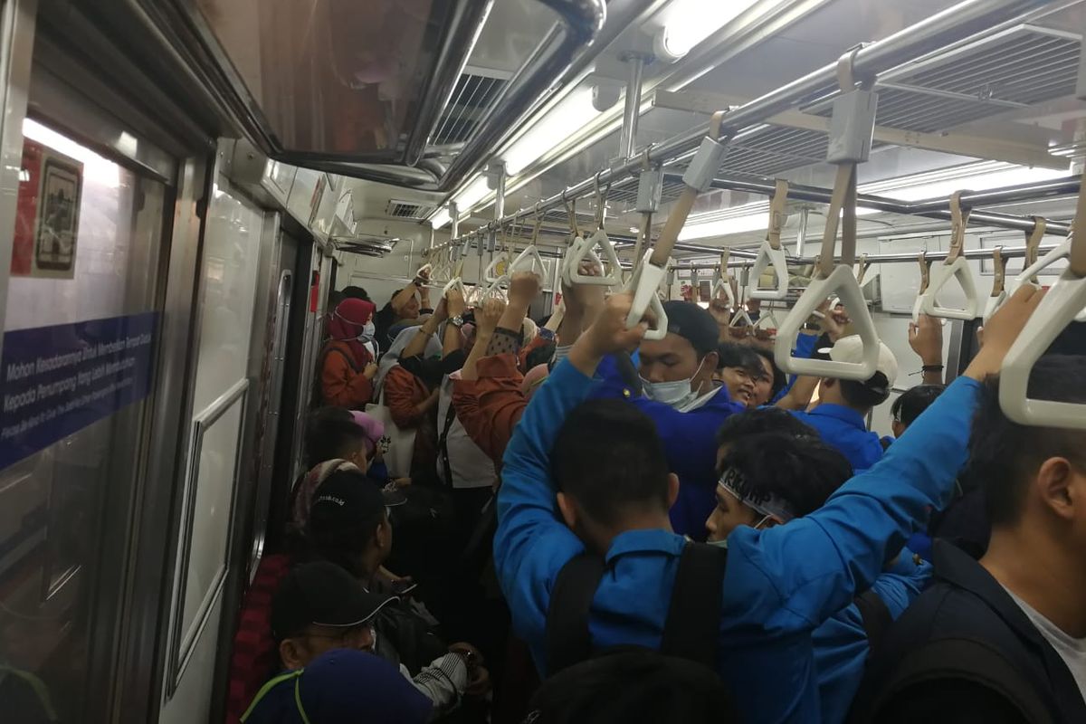 Mahasiswa dari berbagai perguruan tinggi di wilayah Jabodetabek memadati KRL di stasiun Tanah Abang untuk menuju ke DPR, Selasa (24/9/2019).