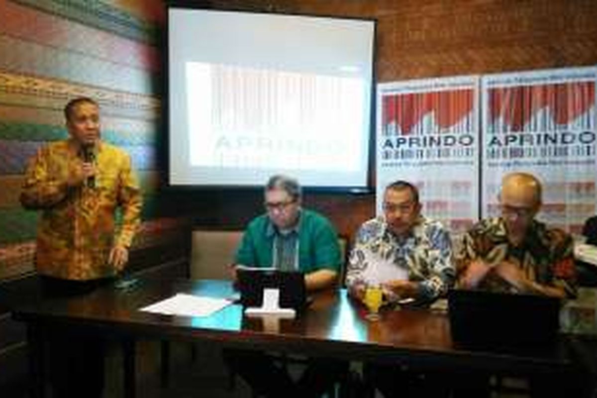 Ketua Umum Aprindo Roy N Mandey (kedua kiri) saat konfrensi pers Aprindo di Kawasan Kuningan, Jakarta, Rabu (28/12/2016).