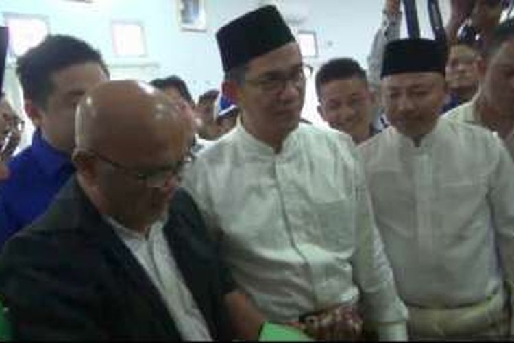 Yusron Ihza Mahendra dan Yusroni Yazid mendaftar sebagai calon gubernur dan wakil gubernur di Komisi Pemilihan Umum Bangka Belitung, Rabu (21/9/2016).