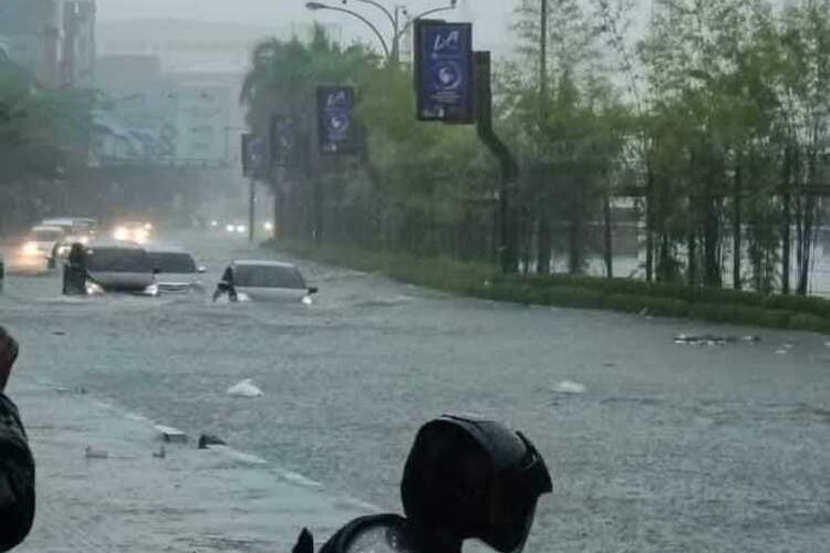 Banjir melanda Kota Makassar, Senin (13/2/2023).