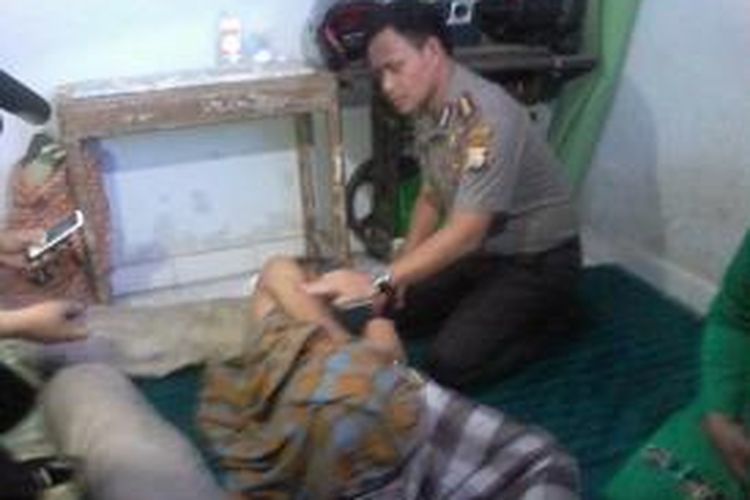 Kepala Polrestabes Makassar, Kombes Polisi Fery Abraham menjenguk korban luka tembak, Moko (22) di rumahnya di Jl Sungai Saddang Baru lr Mu'min 2 No 9 A, Kamis (28/8/2014).