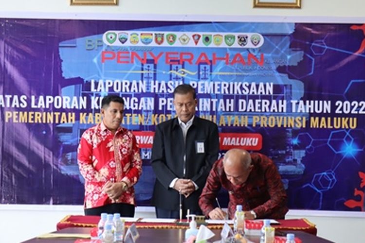 Bupati Maluku Barat Daya (MBD) Benyamin Thomas Noach bersama Ketua Dewan Perwakilan Rakyat Daerah (DPRD) MBD, Petrus A. Tunay menerima langsung Hasil Pemeriksaan (LHP) LKPD MBD Tahun Anggaran 2022 dengan Opini Wajat Tanpa Pengecualian (WTP) dari Ketua BPK Perwakilan Provinsi Maluku, Hery Purwanto di ruang rapat BPK Maluku, Kota Ambon, Senin (15/5/2023).