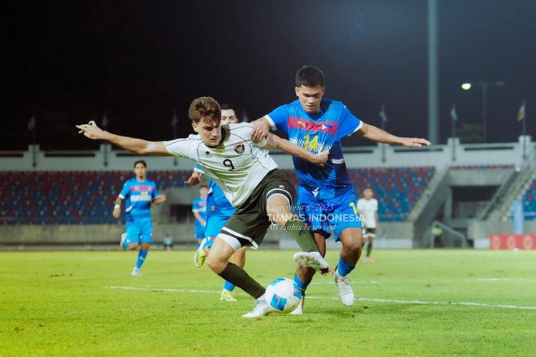 Pemain Timnas U22 Indonesia, Mauro Zijlstra, berduel memperebutkan bola saat Garuda Muda bersua Timnas U22 Filipina pada laga perdana di Grup C cabang olahraga sepak bola putra SEA Games 2025 Thailand, Senin (8/12/2025).