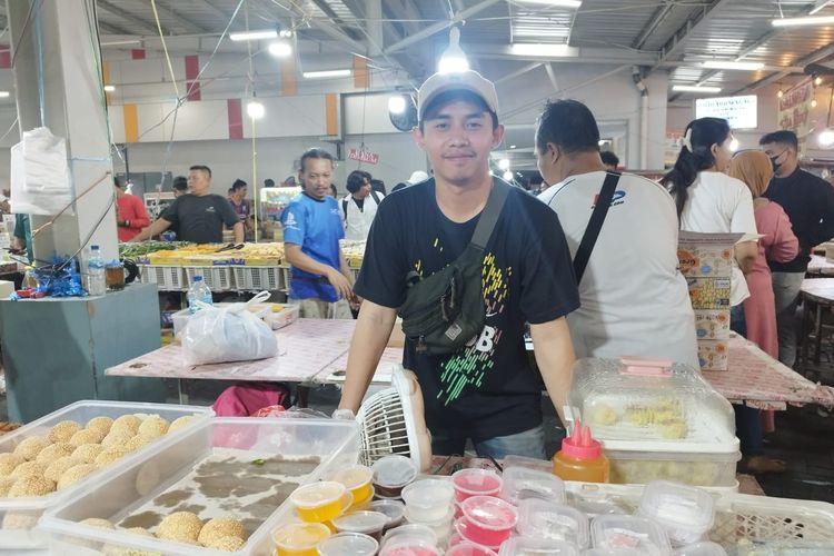 Andi (26) pedagang kue di Pasar Kue Subuh, Senen, Jakarta Pusat, Kamis (8/3/2024).