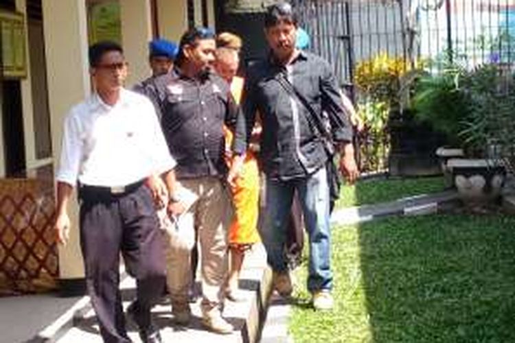 David Taylor (baju tahanan kuning) saat akan menjalani pemeriksaan di Mapolresta Denpasar, Senin(22/8/2016)