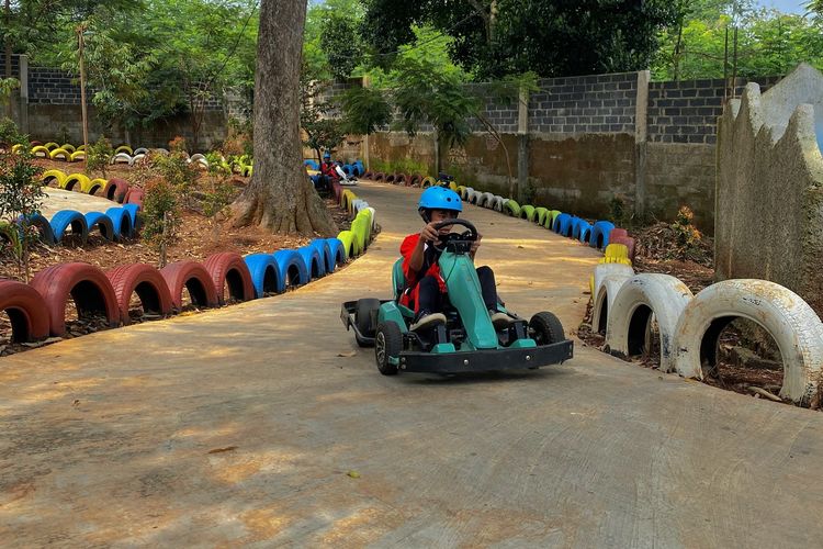 Ilustrasi wahana permainan gocart di Sigong Park Purwokerto.