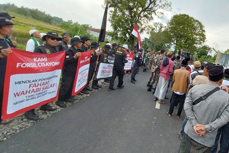 Para ulama, santri dan tokoh masyarakat Kecamatan Cisayong, Kabupaten Tasikmalaya, Jawa Barat, turun ke jalan berunjukrasa menolak pesantren yang diduga tak sesuai Ahlus Sunnah Waljamaah sesuai dengan yang dianut mayoritas wilayah itu di Kampung Neundeut, Cisayong, Jumat (3/2/2023).