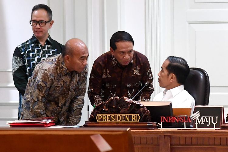 Presiden Jokowi tengah berbincang dengan Menteri Pemuda dan Olahraga Zainudin Amali dalam rapat terbatas pada hari Jumat (17/1/2020) guna membahas persiapan penyelenggaraan Piala Dunia U20 2021.
