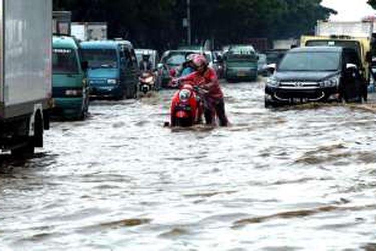 Mogok Karena Banjir - Kendaraan warga mogok akibat terkena banjir yang menggenangi kawasan persimpangan Jalan Rumah Sakit dan Jalan Soekarno Hatta, Gedebage, Kota Bandung, Jawa Barat, Rabu (2/11/2016). Banjir ini akibat luapan drainase di sekitar kawasan jalan utama di Kota Bandung tersebut setelah hujan lebat mengguyur Kawasan Bandung Utara.