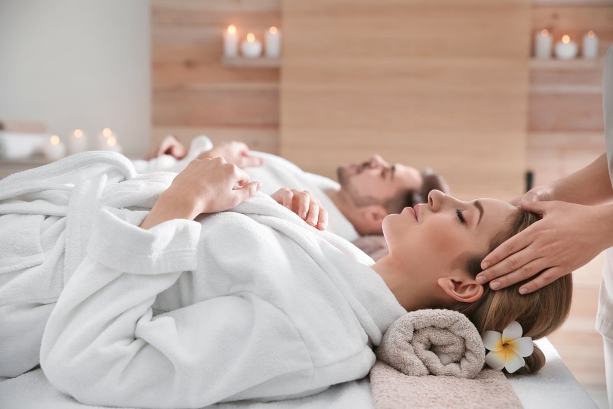 Ilustrasi pasangan sedang spa di hotel. 