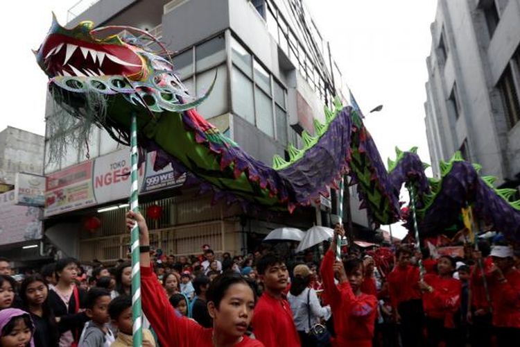 Peserta Cap Go Meh (CGM) Bogor Street Festival 2017 melintas di Jalan Suryakencana, Bogor, Jawa Barat, Sabtu (11/2/2017). Festival budaya untuk memperingati perayaan Cap Go Meh, hari ke-15 setelah perayaan Imlek.