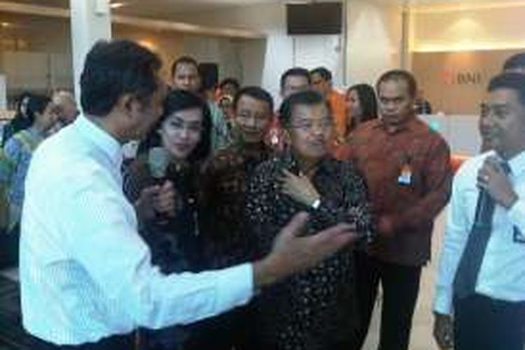 Wakil Presiden Jusuf Kalla mengunjungi outlet BNI di Terminal 3 Bandara Soekarno Hatta