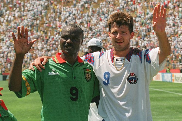 Penyerang Kamerun Roger Milla (kiri) berfoto dengan penyerang Rusia Oleg Salenko seusai laga terakhir fase grup Piala Dunia 1994 di Stadion Stanford, California, Amerika Serikat, 29 Juni 1994.