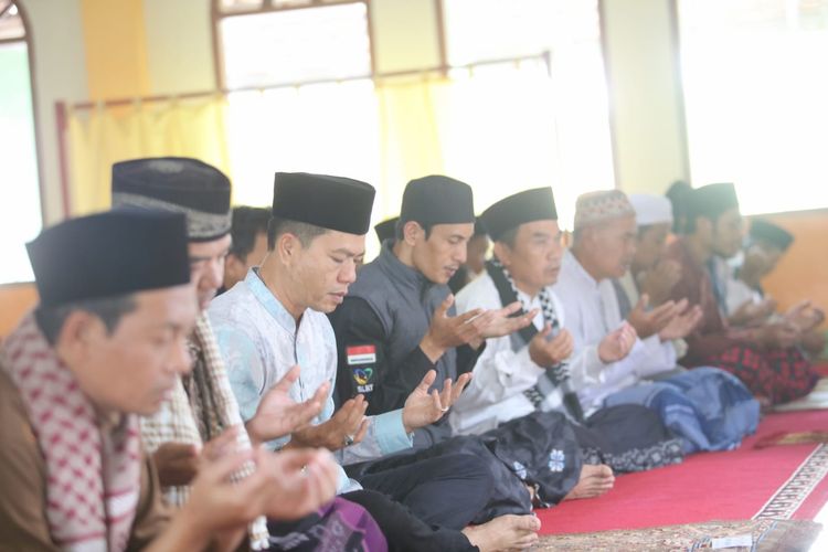 Pemkab Bandung menggelar shalat gaib bersama masyarakat untuk mendoakan para korban di Palestina.